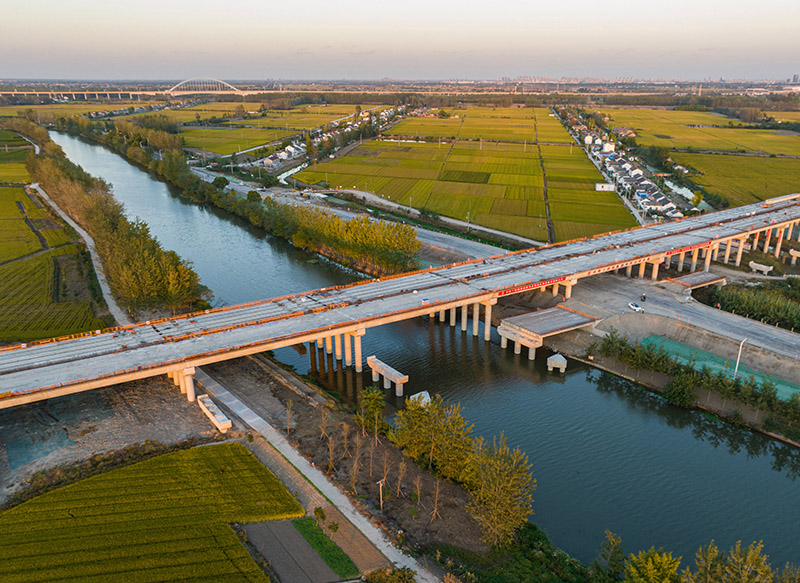 图9、10月17日傍晚，343国道盐丰快速通道跨串场河桥主桥箱梁已架设到位。.jpg